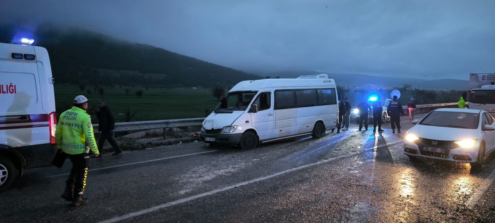 Tekstil İşçilerini Taşıyan Minibüs Karşı Şeride Geçti, 13 Yaralı! (1)