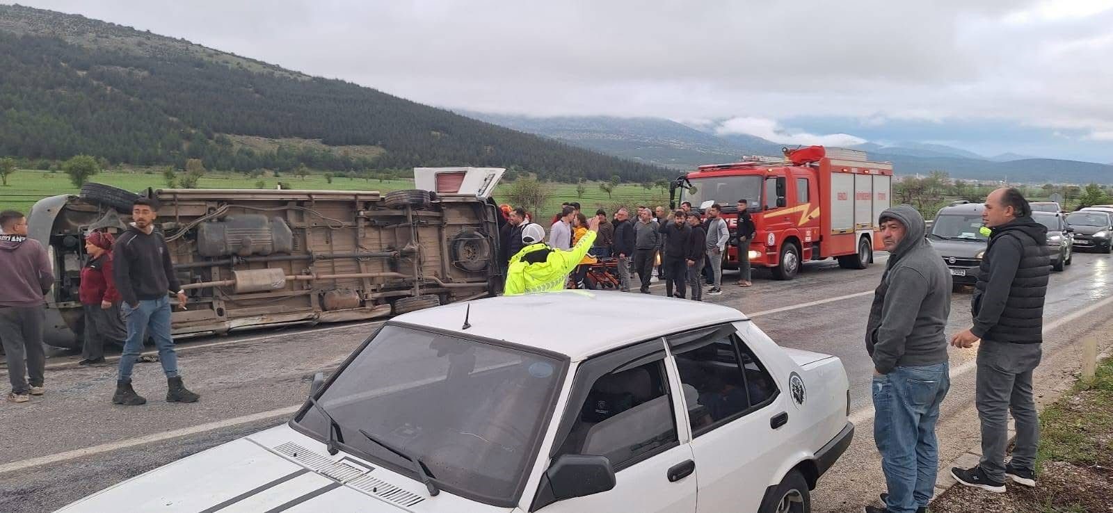 Tekstil İşçilerini Taşıyan Minibüs Karşı Şeride Geçti, 13 Yaralı! (2)