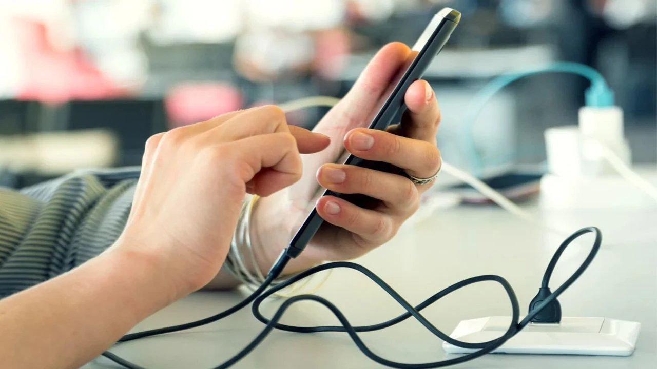 Telefonu Şarjda Kullanmak Zararlı Mı Şarjdayken Oyun Oynamak Cihazı Gerçekten Etkiliyor Mu (3)