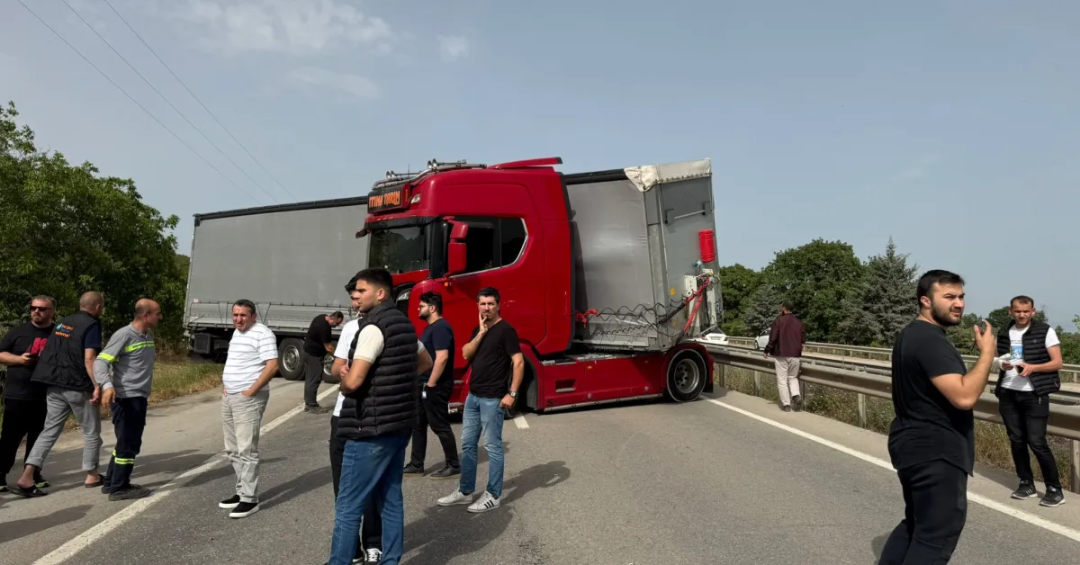 Yüzlerce Kişi.. (2)