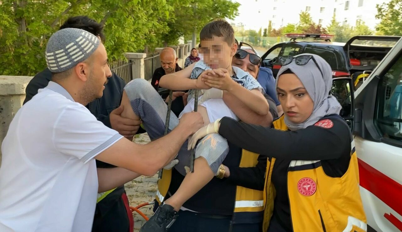 13 Yaşındaki Çocuk, Koluna Saplanan Demirle Hastaneye Kaldırıldı (3)