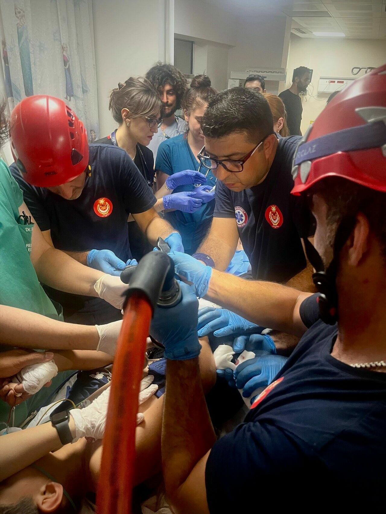 Ağaçtan Düşen Çocuk Korkuluk Demirlerine Saplandı (4)