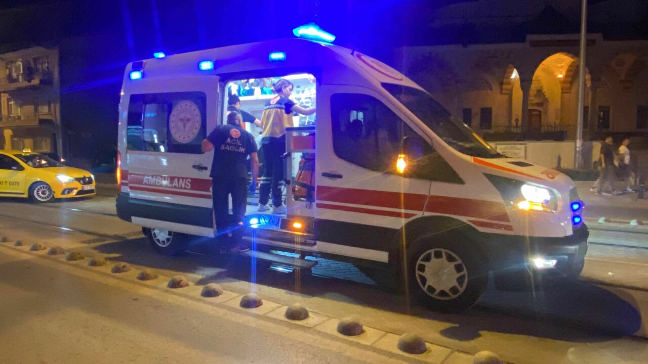 Alkollü Sürücü Tramvay Yoluna Daldı 2 Yaralı (4)