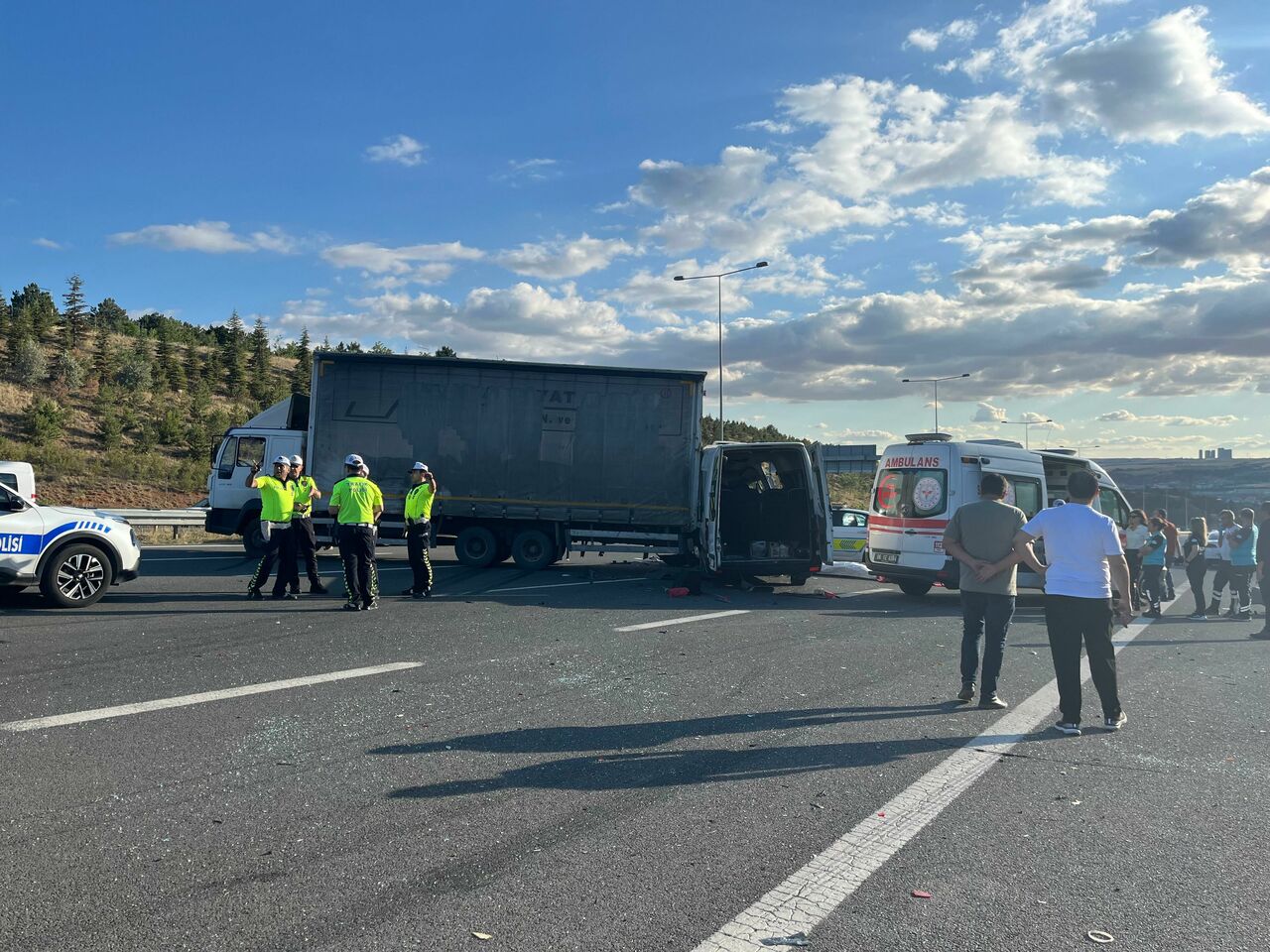 Ankara’da Servis Minibüsü Kamyona Çarptı 1 Ölü, 5 Yaralı (1)