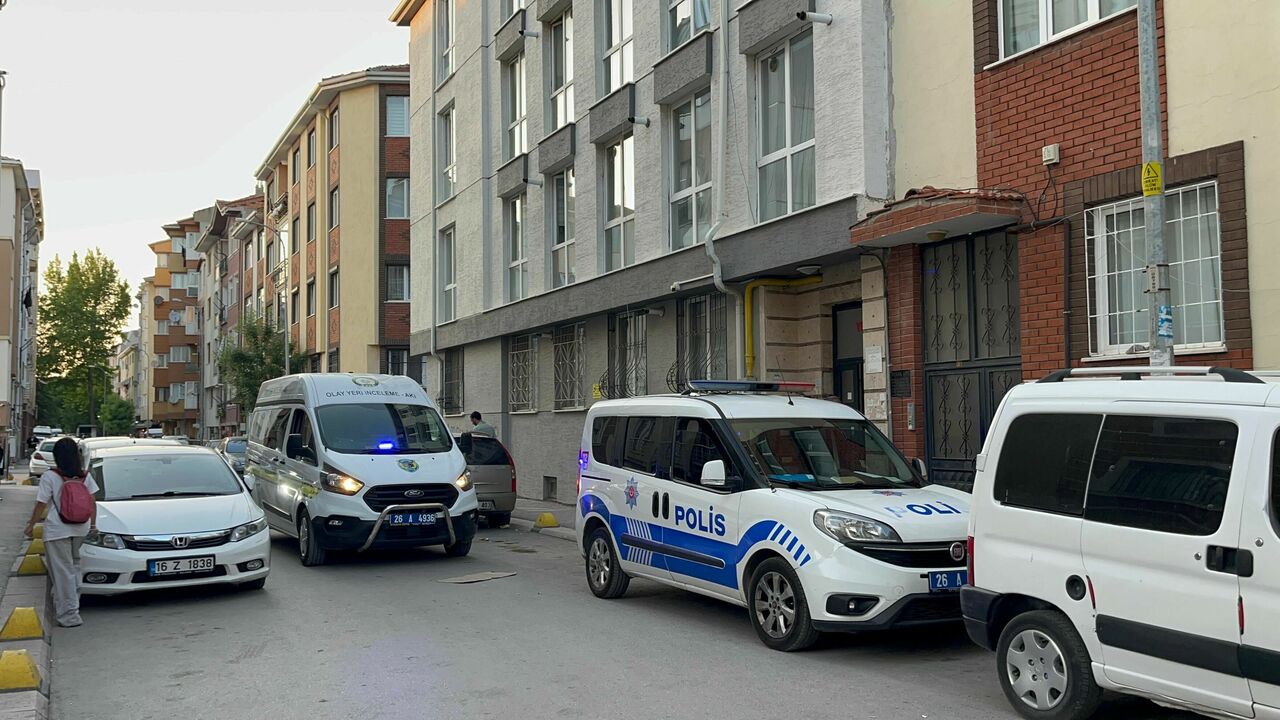Apartmanı Saran Kötü Kokular Sonrası Ekipler, Çürümeye Başlayan Cesetle Karşılaştıi (2)