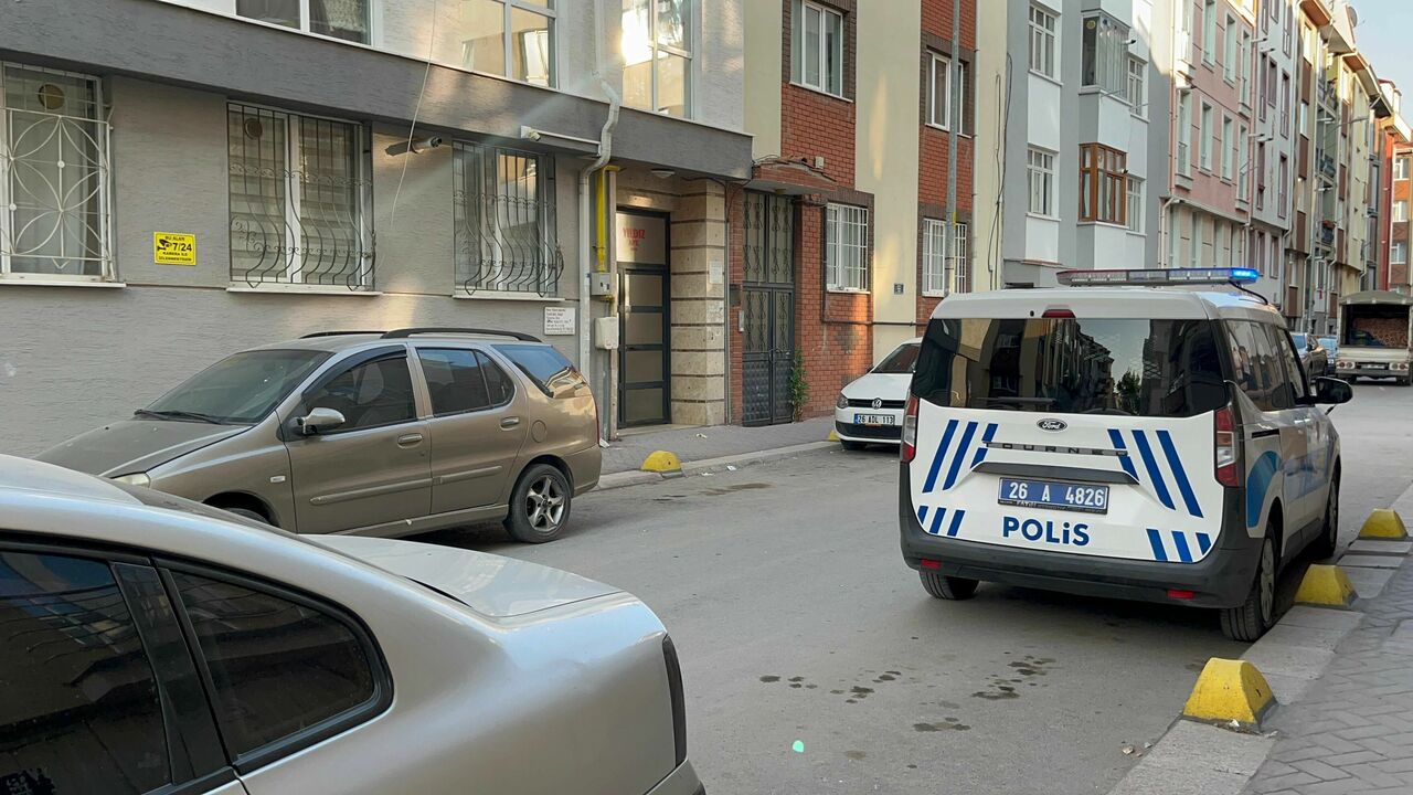 Apartmanı Saran Kötü Kokular Sonrası Ekipler, Çürümeye Başlayan Cesetle Karşılaştıi (3)