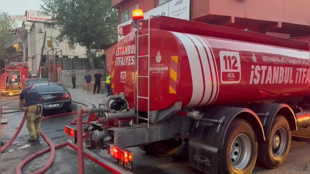 Ataşehir’de Sanayi Sitesinde Yangın Çok Sayıda Araç Yandı (1)