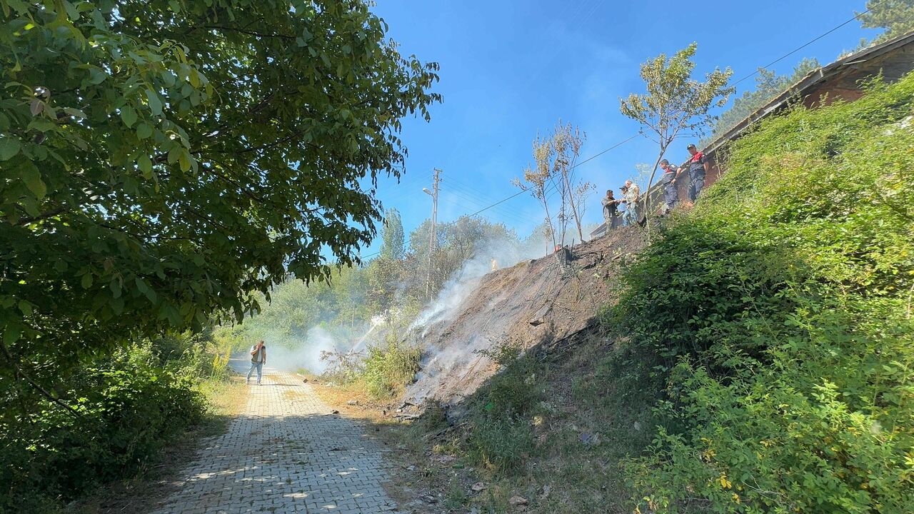 Bahçede Çıkan Yangın Evi Küle Çeviriyordu (1)