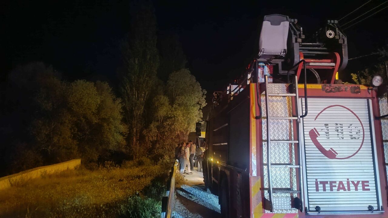 Bahçesaray'da Çaya Düşen Kız Çocuğu Hayatını Kaybetti (2)