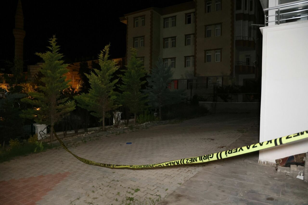 Balkonda Sigara Içen Genç Kız Aşağıya Düştü (4)