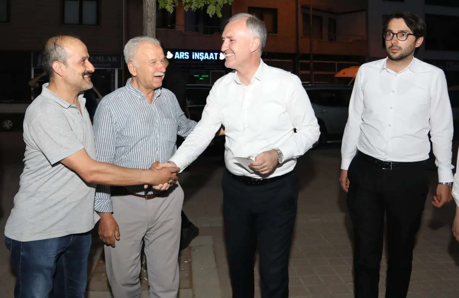 Başkan Alper Taban Sinanbey Mahallesi’nde Vatandaşlarla Buluştu (4)