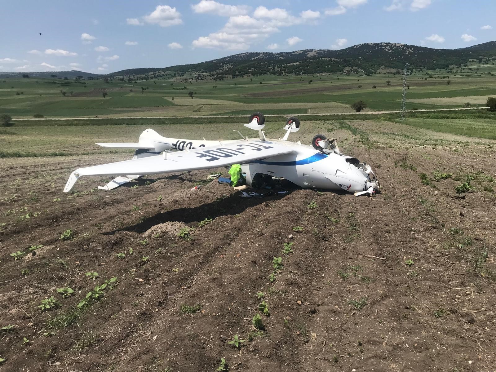 Bilecik'te Zorunlu İniş Yapan Eğitim Uçağı Ters Döndü Pilot Yaralandı! (2)