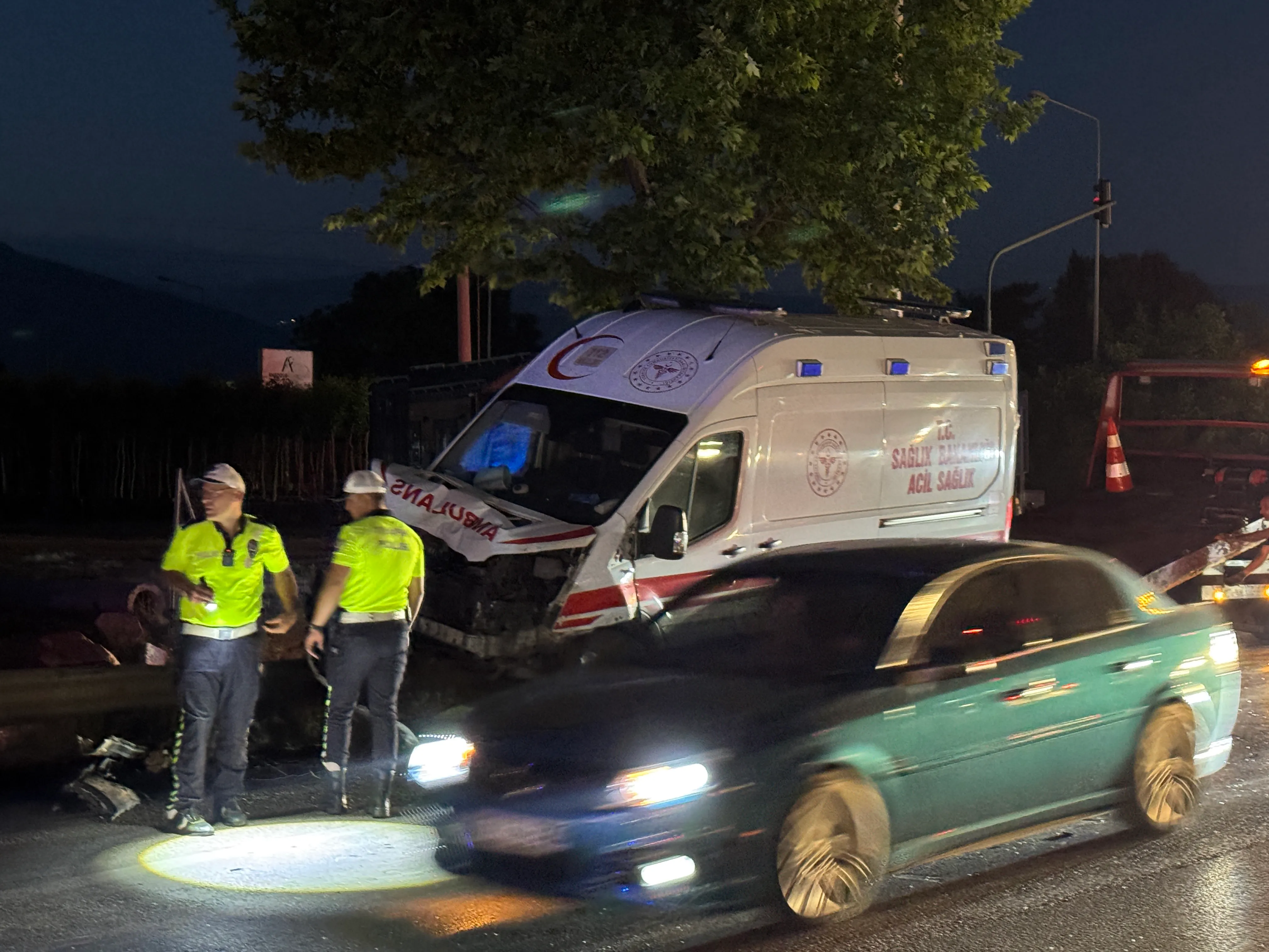 Bursa’da Ambulans Ile Çarpışan Otomobilde Can Pazarı (1)