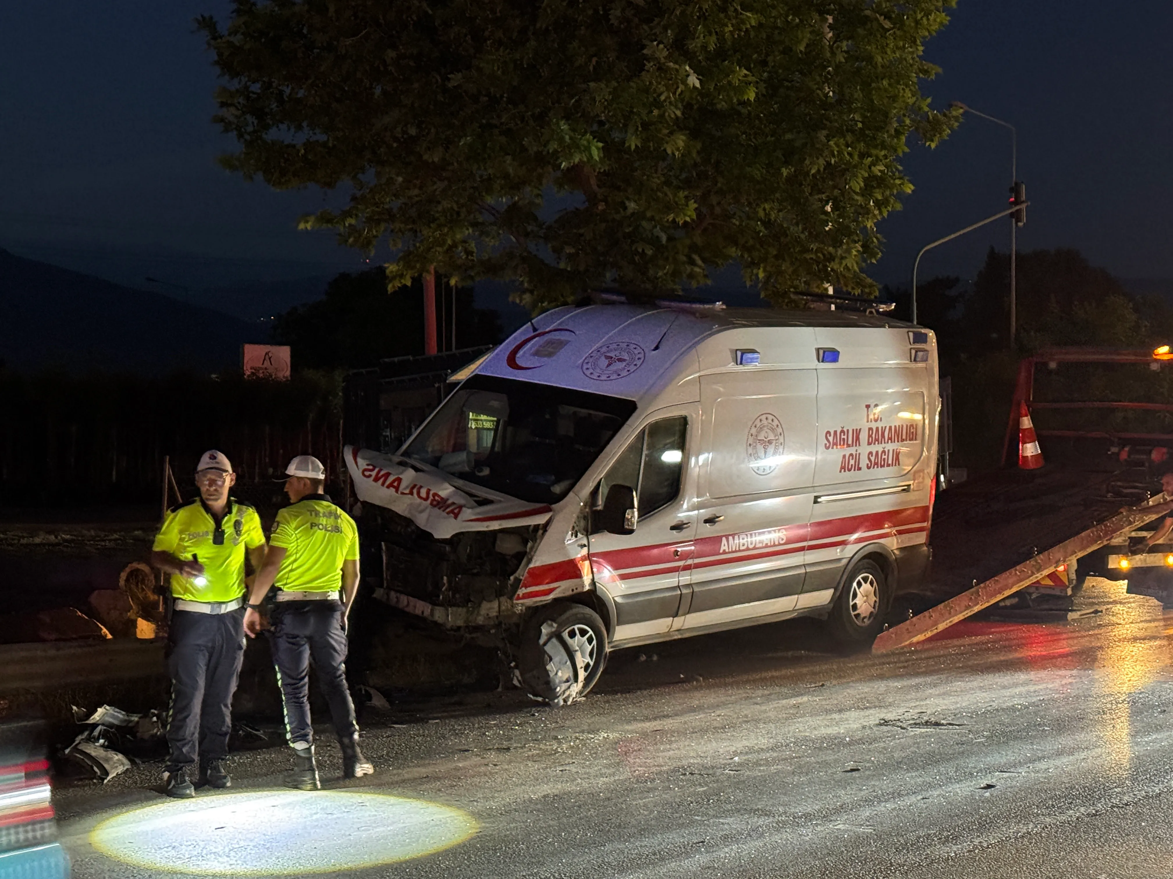 Bursa’da Ambulans Ile Çarpışan Otomobilde Can Pazarı (4)