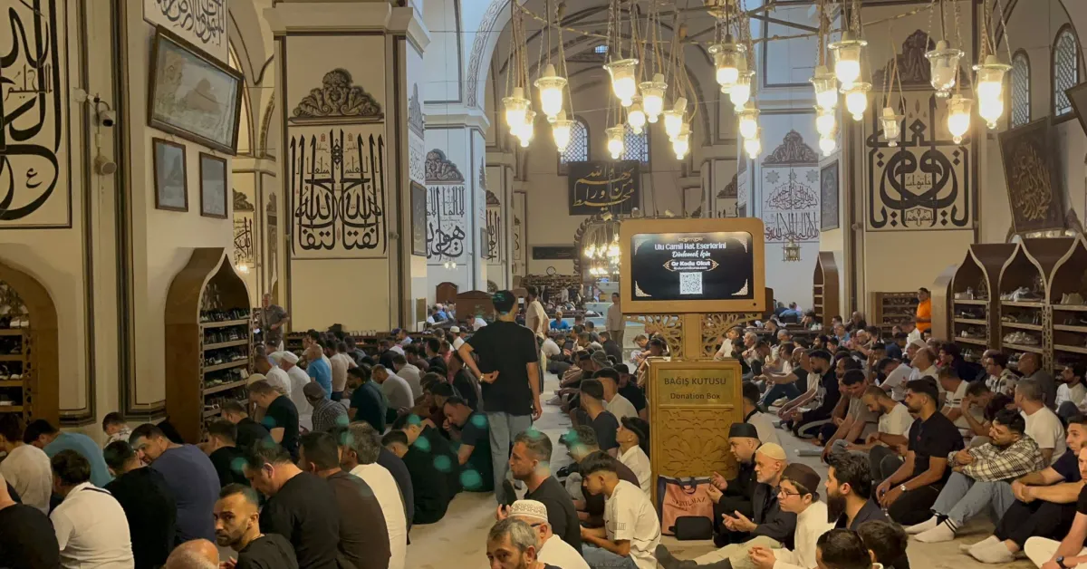 Bursa’da Binlerce Kişi Bayram Namazı İçin Ulu Cami’ye Akın Etti