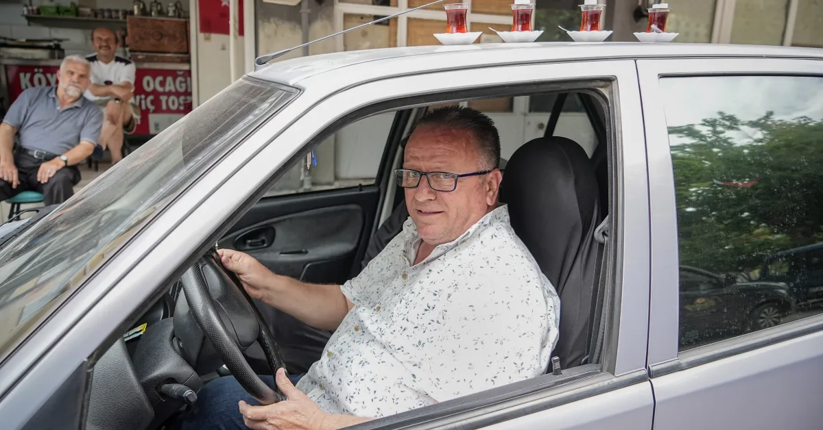 Bursa’da Esnaf, Çaylarını Otomobiliyle Taşıyor Hiç Dökmedim (2)