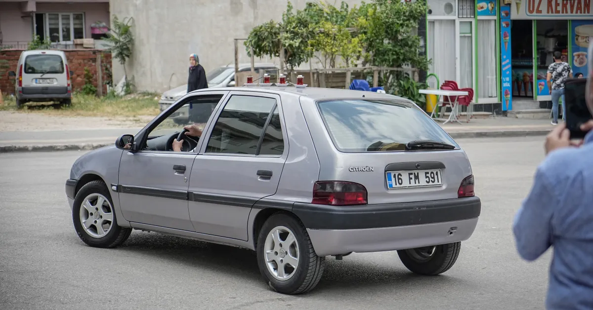 Bursa’da Esnaf, Çaylarını Otomobiliyle Taşıyor Hiç Dökmedim (3)