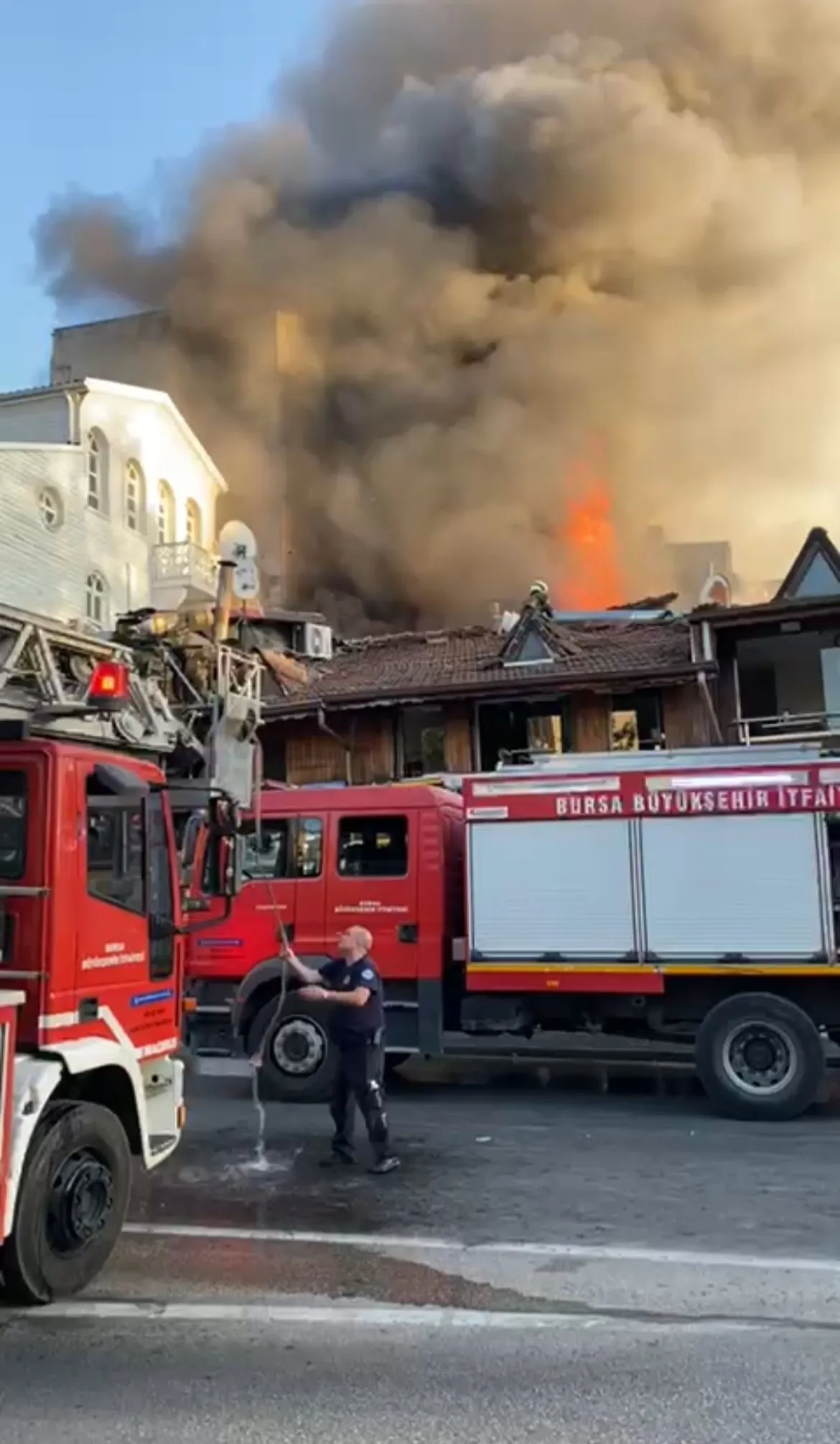 Bursa'da Lokantada Çıkan Yangın Bitişikteki İş Yerlerine Sıçradı (4)