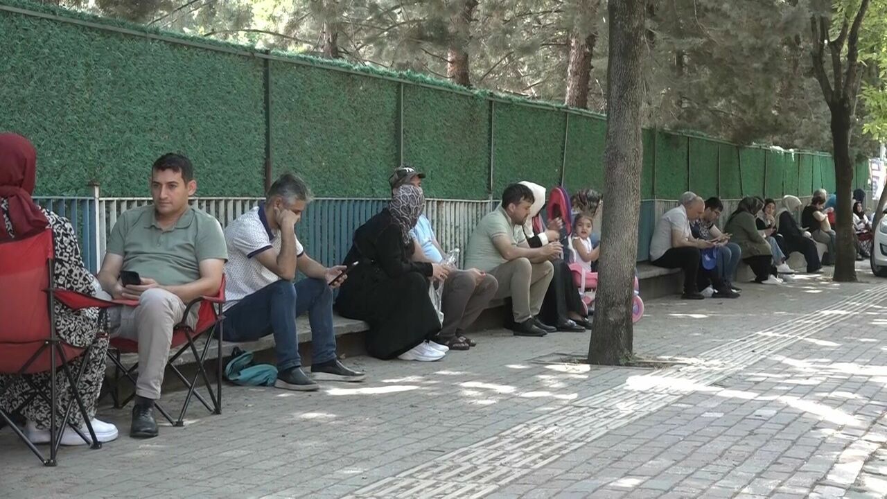 Bursa'da Onlar Içeride, Aileleri Dışarıda Ter Döktü (3)