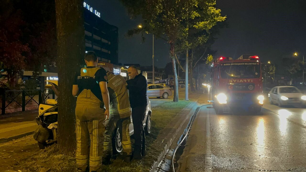 Bursa’da Otomobil Ağaca Çarptı! (3)
