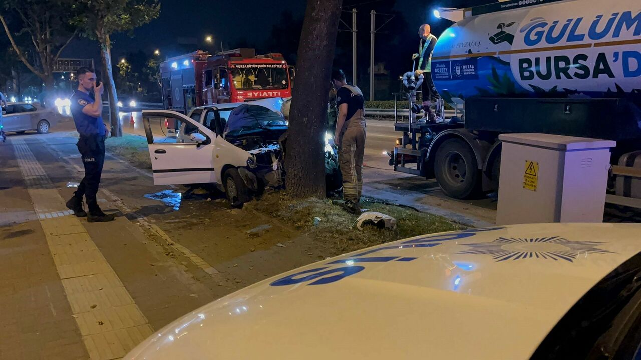 Bursa’da Otomobil Ağaca Çarptı! (6)