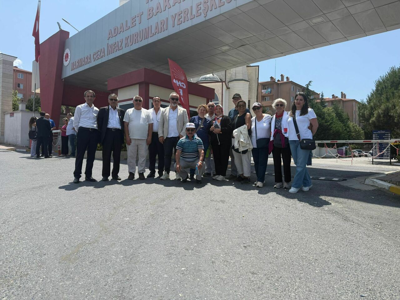 Chp İnegöl Teşkilatı Silivri'ye Gitti İmamoğlu'nun Duruşmasına Katılarak Destek Verdiler (2)