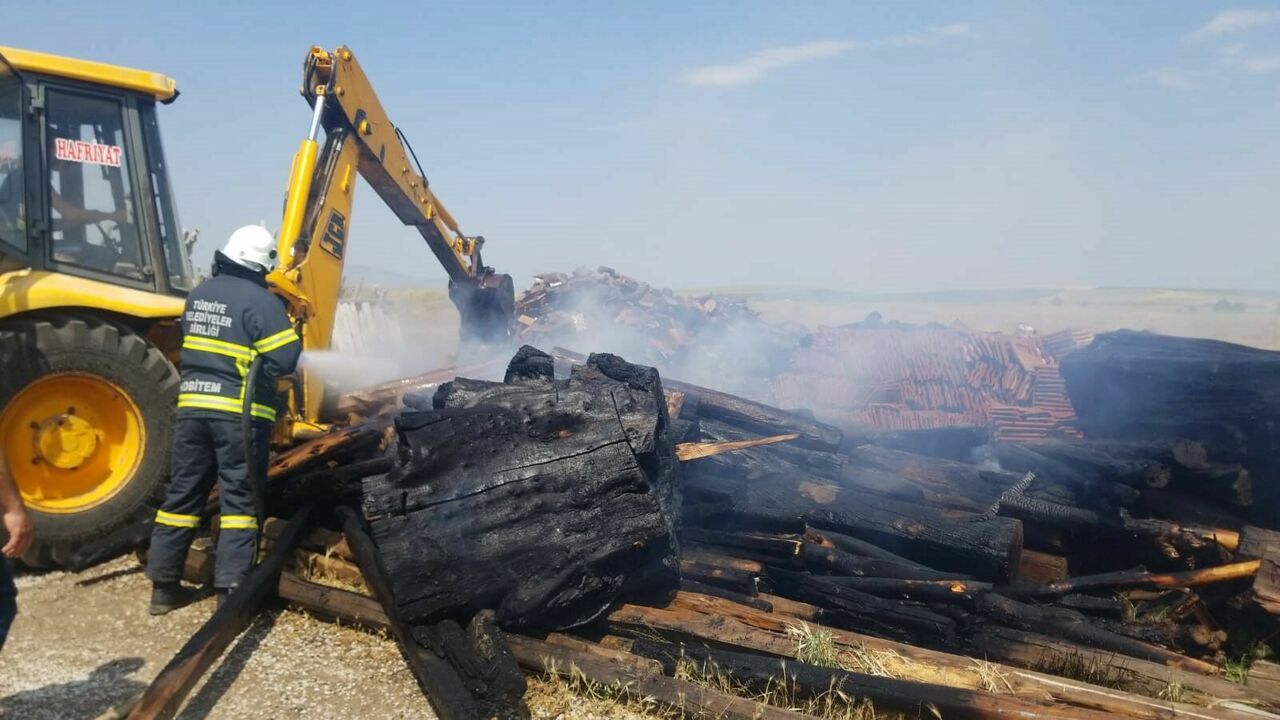 Çorum'da 7 Ton Odun Ve Kereste Alev Alev Yandı (2)