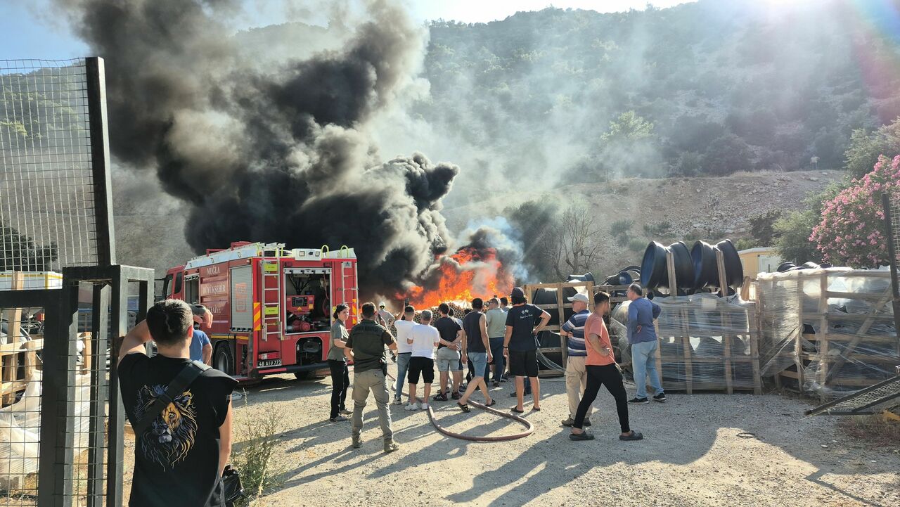 Depolama Alanındaki Borular Alevlere Teslim Oldu (1)