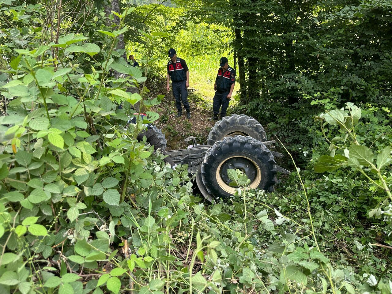 Devrilen Traktörün Altında Kalan Kadın Hayatını Kaybetti (1)