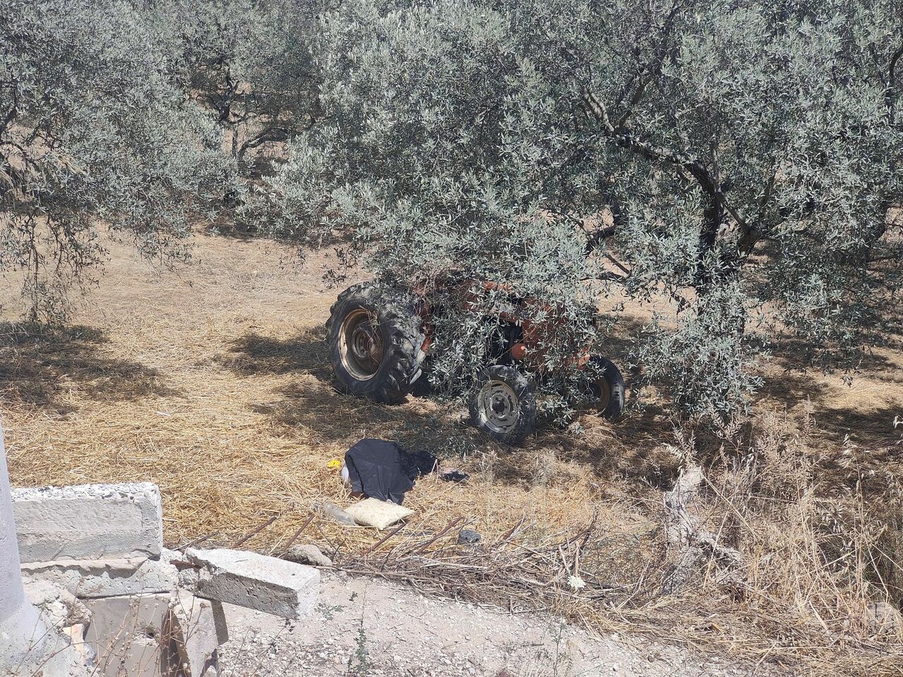 Devrilen Traktörün Altında Kalan Sürücü Hayatını Kaybetti (2)-1