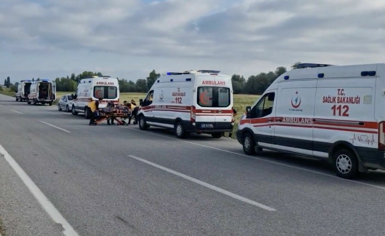 Düğün Dönüşü Minibüs Şarampole Devrildi 17 Yaralı (1)