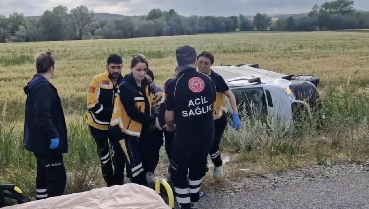 Düğün Dönüşü Minibüs Şarampole Devrildi 17 Yaralı (2)