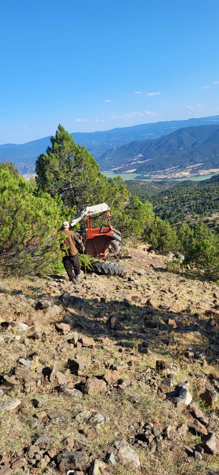 El Freni Çekilmeyen Traktör Şarampole Yuvarlandı (2)