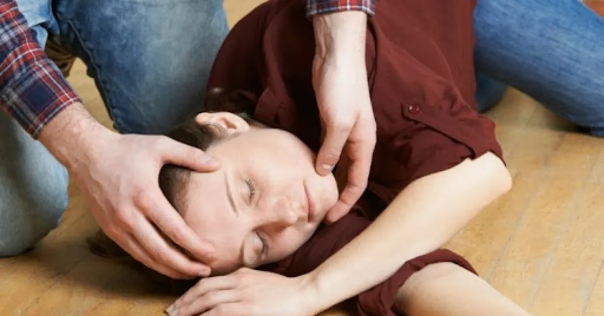 Epilepsi Nöbeti Geçiren Birini Görürseniz Asla Yapmamanız Gereken 7 Şey! Hayati Hatalardan Kaçının (1) Gencgazete