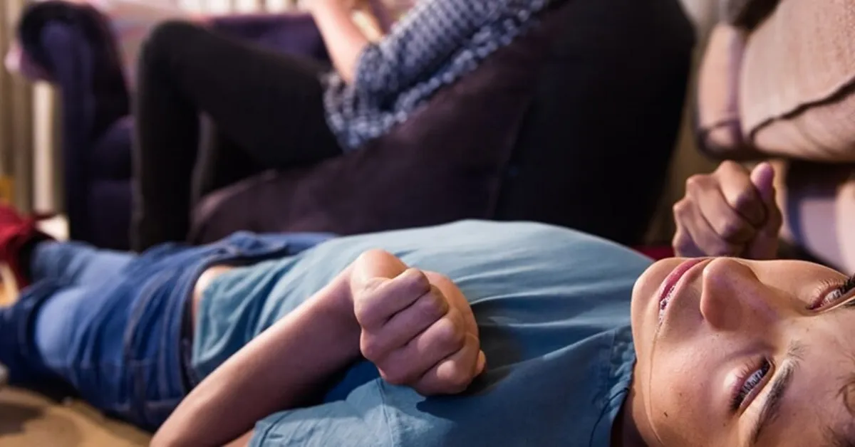 Epilepsi Nöbeti Geçiren Birini Görürseniz Asla Yapmamanız Gereken 7 Şey! Hayati Hatalardan Kaçının (3) Gencgazete