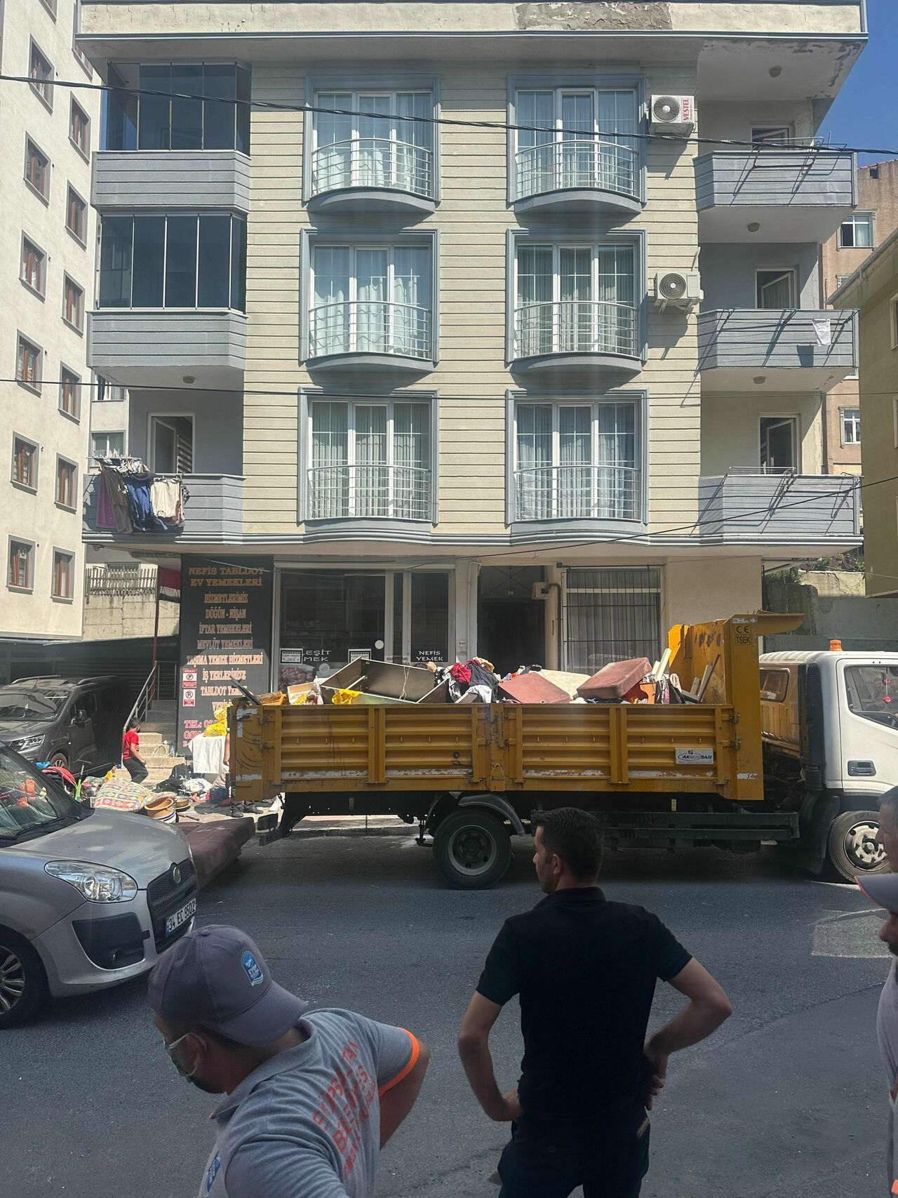 Eyüpsultan'da Çöp Ev Bina Sakinlerini Çileden Çıkardı (1)