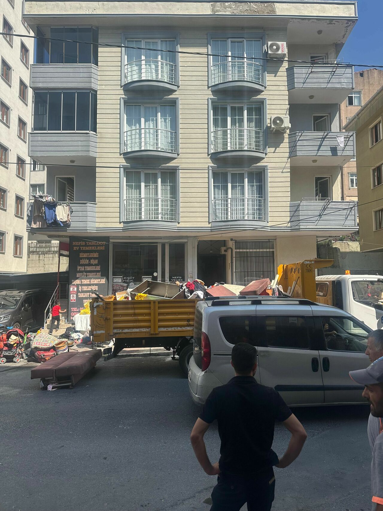 Eyüpsultan'da Çöp Ev Bina Sakinlerini Çileden Çıkardı (2)