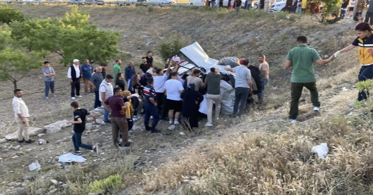 Genç Gazete Aksaray'da 2 Otomobilin Çarpıştığı Kazada 2'Si Ağır 8 Kişi Yaralandı 2