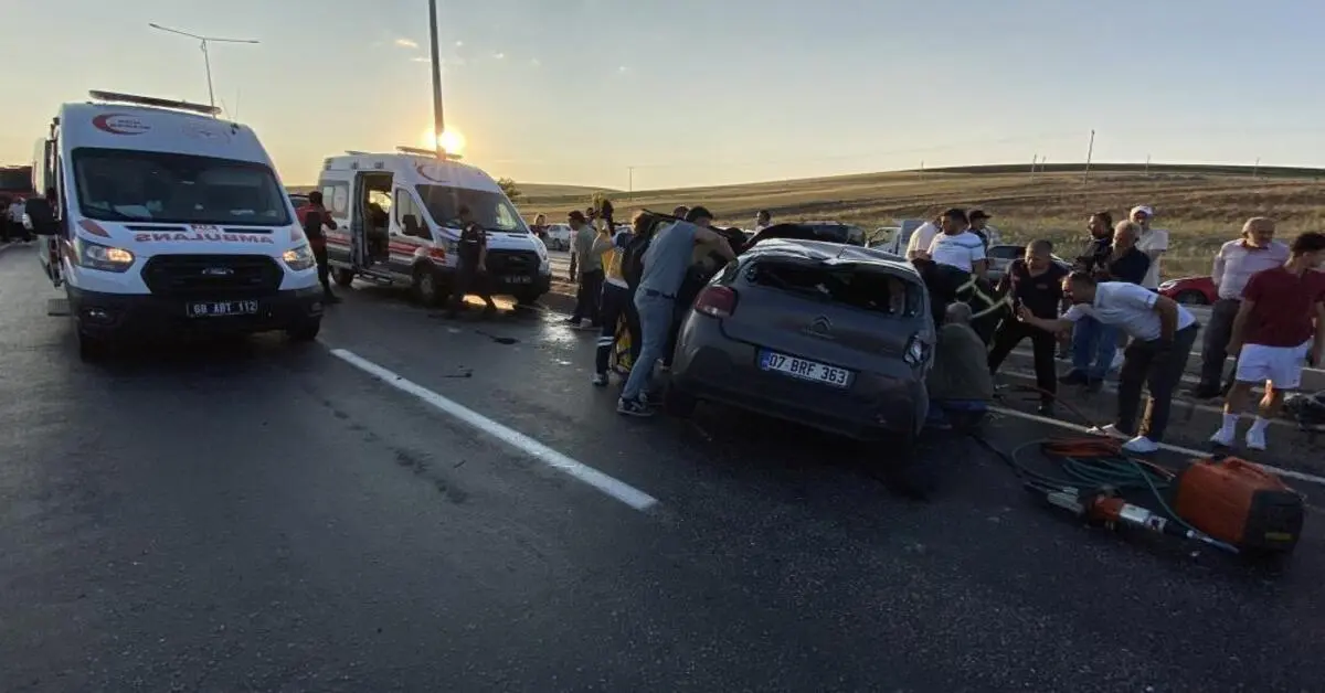 Genç Gazete Aksaray'da 2 Otomobilin Çarpıştığı Kazada 2'Si Ağır 8 Kişi Yaralandı 3