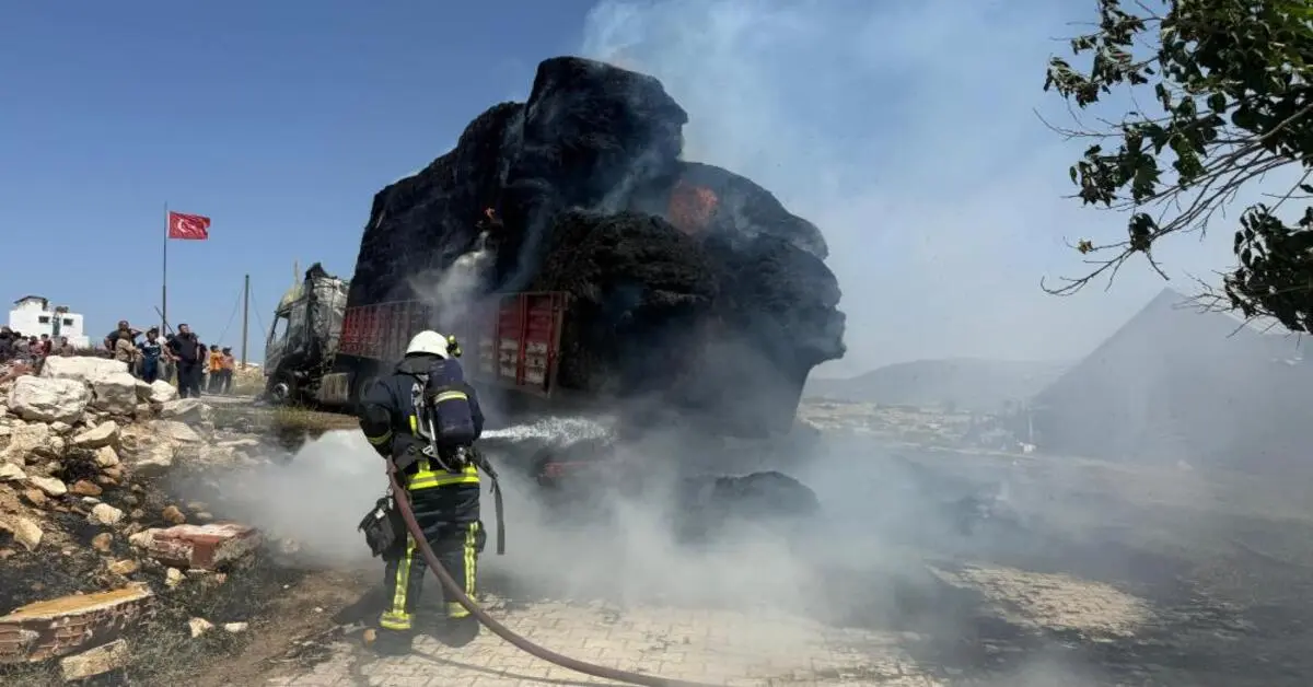Genç Gazete Antalya’da Saman Yüklü Tır Alev Alev Yandı