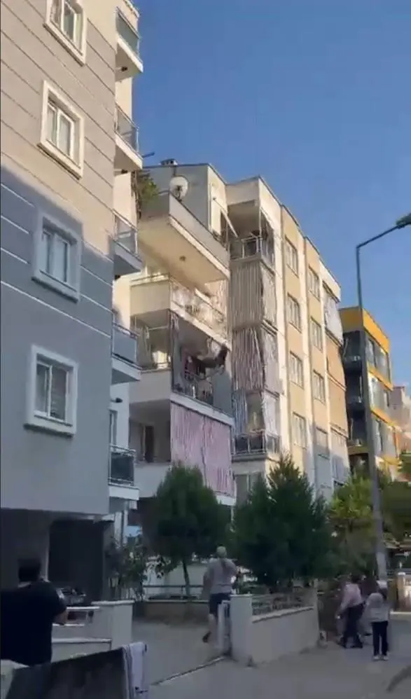 Genç Gazete Balkona Çıkıp Kendini Boşluğa Bırakan Kadın Ağır Yaralandı 1