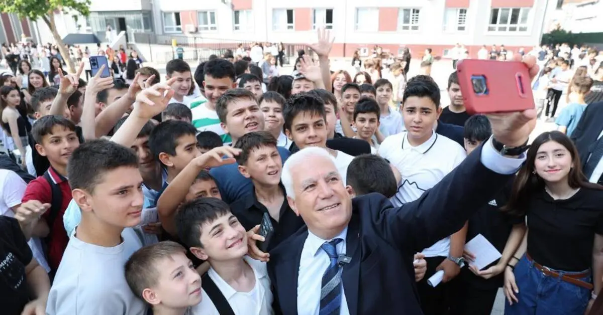 Genç Gazete Başkan Bozbey, Öğrencilerin Karne Heyecanına Ortak Oldu