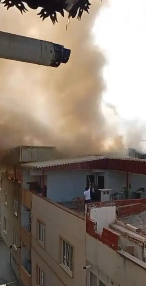 Genç Gazete Bursa’da 3 Katlı Binanın Çatı Katı Alevlere Teslim Oldu 1