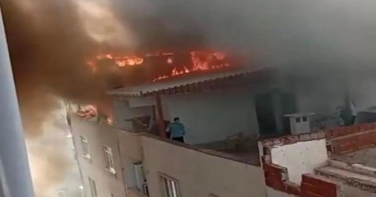 Genç Gazete Bursa’da 3 Katlı Binanın Çatı Katı Alevlere Teslim Oldu