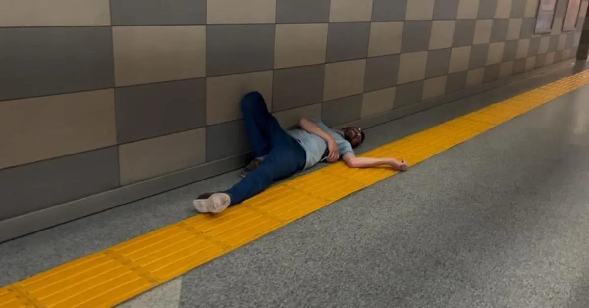Genç Gazete Bursa’da Alkollü Şahıs Metro İstasyonunda Sızıp Kaldı 11