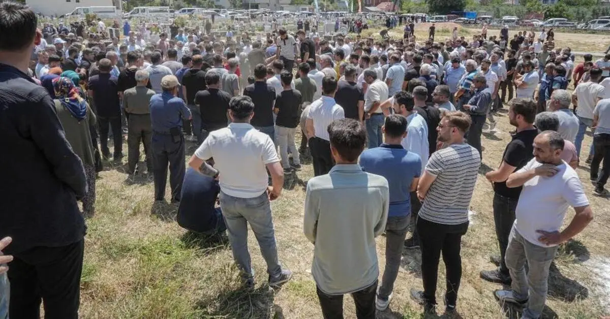 Genç Gazete Bursa'da Gölde Boğulan İki Küçük Kuzen Yan Yana Toprağa Verildi 1