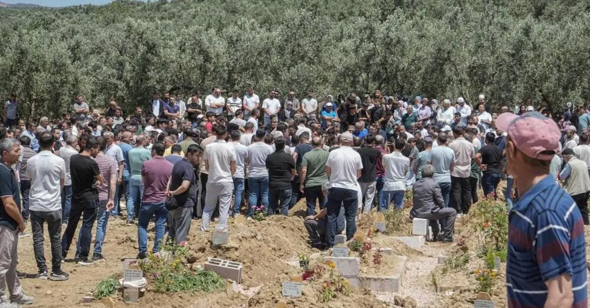 Genç Gazete Bursa'da Gölde Boğulan İki Küçük Kuzen Yan Yana Toprağa Verildi 2