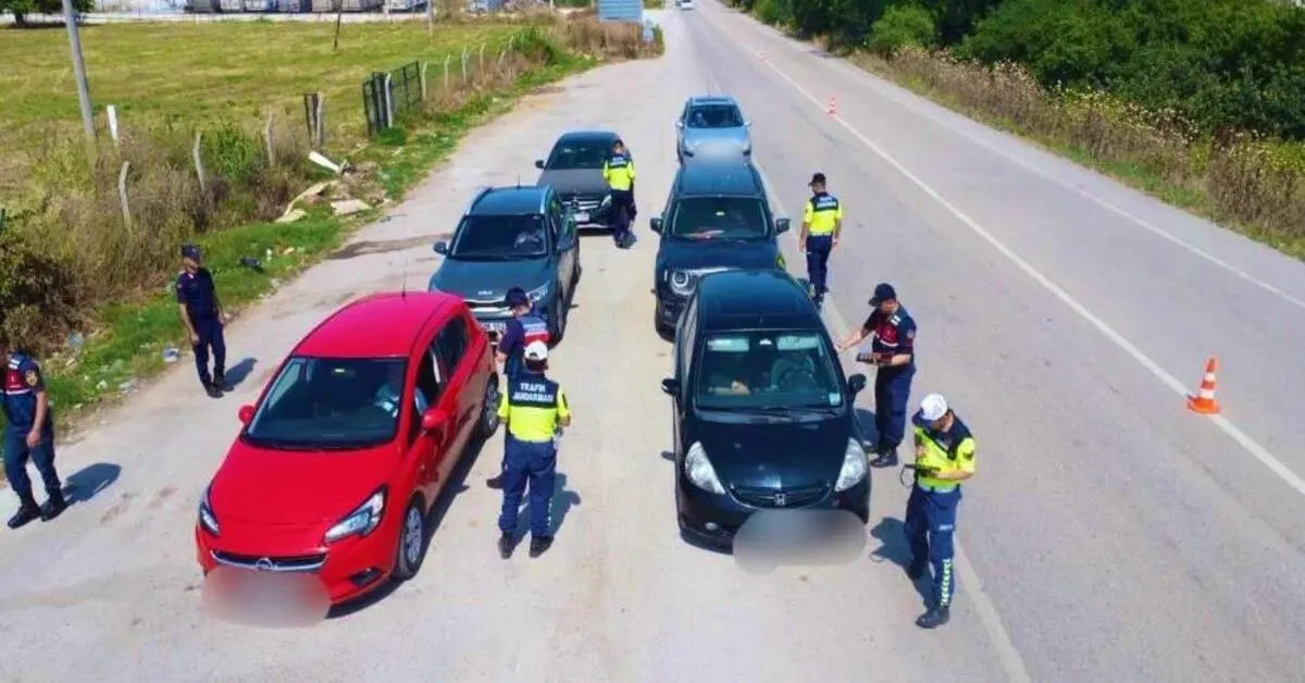 Genç Gazete Bursa’da Jandarma Havadan İzledi, Kuralsız Sürücüler Kıskıvrak Yakalandı 1