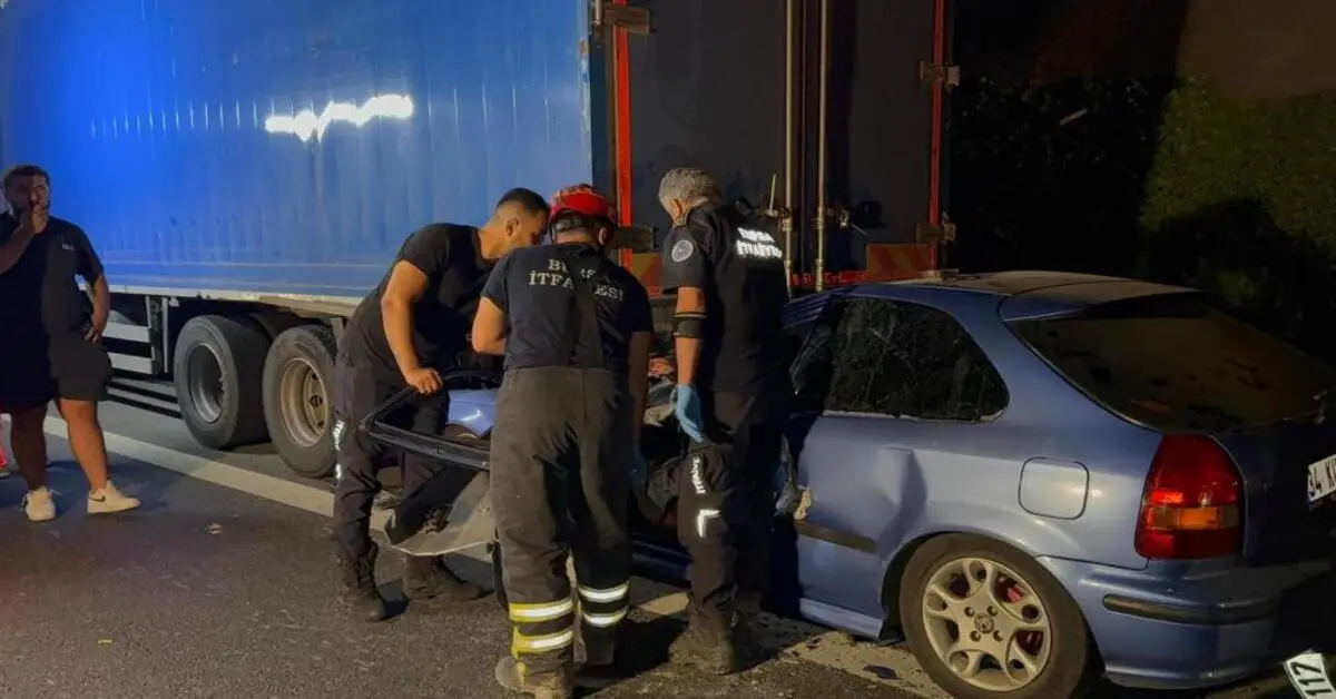 Genç Gazete Bursa'da Kamyonun Altına Giren Otomobilde Can Pazarı 1 Ölü, 1 Ağır Yaralı 1