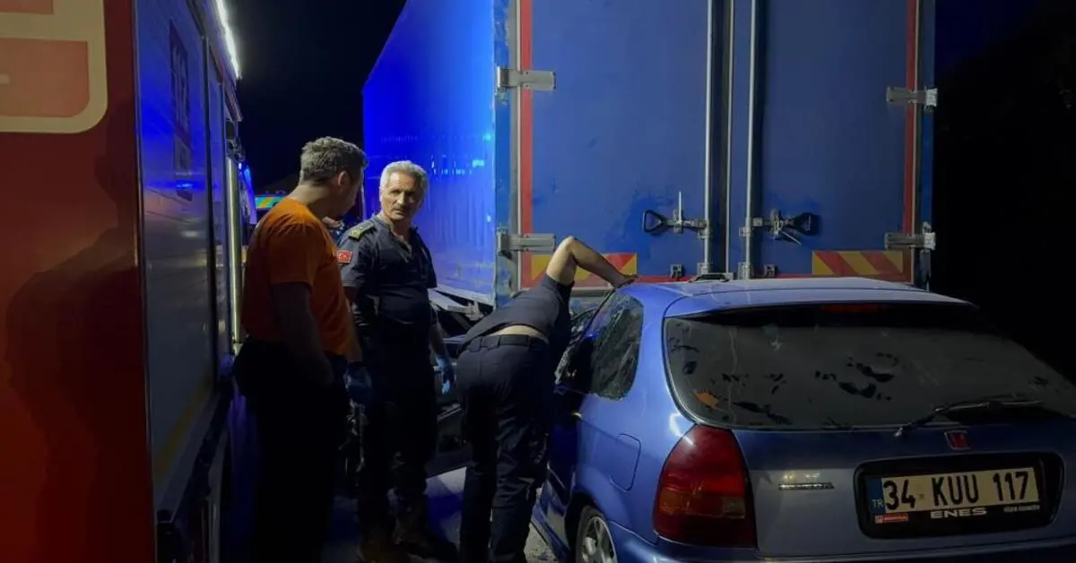 Genç Gazete Bursa'da Kamyonun Altına Giren Otomobilde Can Pazarı 1 Ölü, 1 Ağır Yaralı